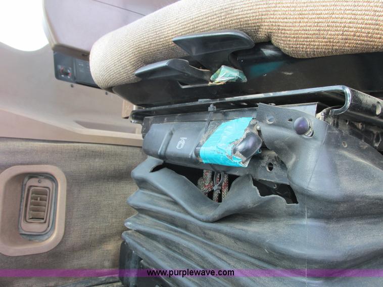 image for item G8853 2005 John Deere 9520 4WD tractor