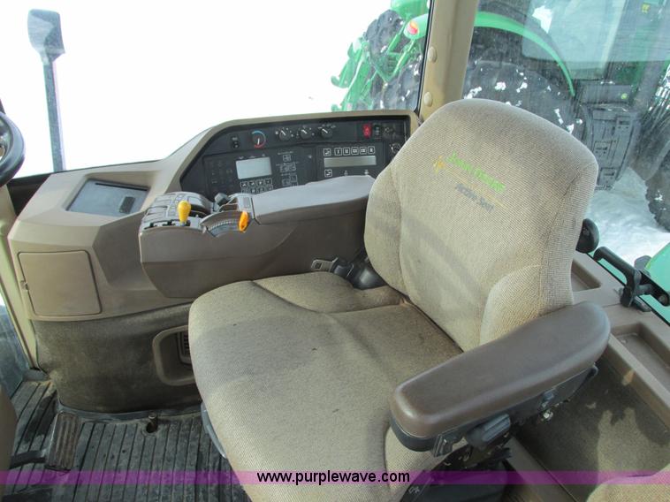 image for item G8853 2005 John Deere 9520 4WD tractor