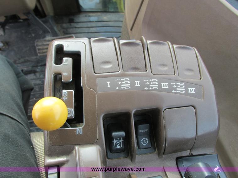 image for item G8853 2005 John Deere 9520 4WD tractor