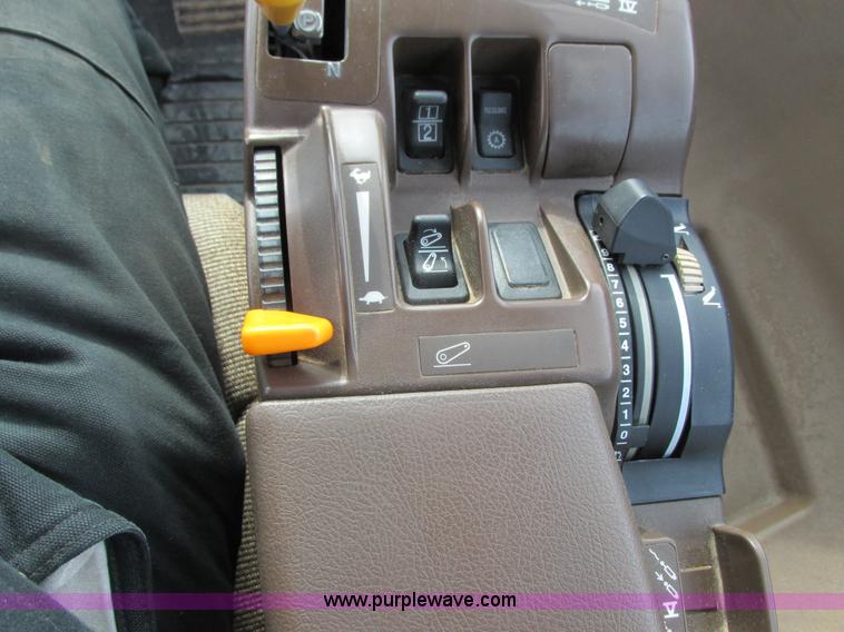 image for item G8853 2005 John Deere 9520 4WD tractor