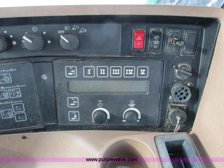 image for item G8853 2005 John Deere 9520 4WD tractor