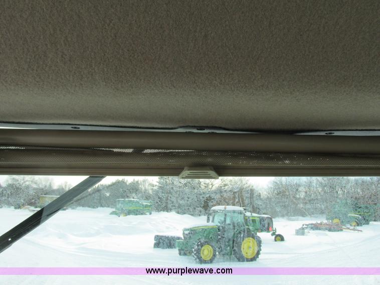 image for item G8853 2005 John Deere 9520 4WD tractor