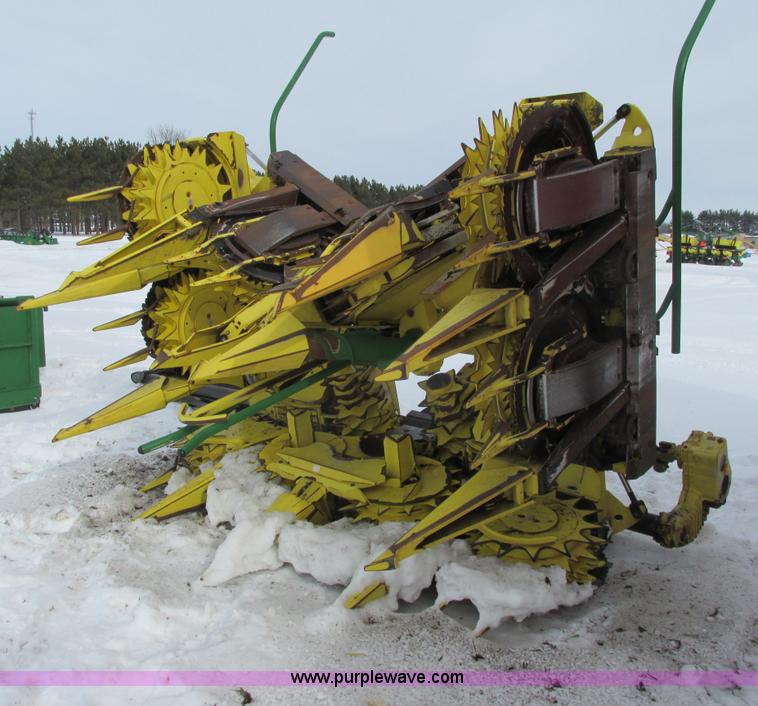 image for item G8859 2009 John Deere 710 Row Trac rotary forage harvester head