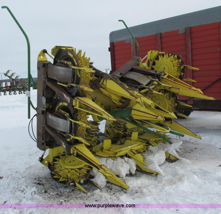 image for item G8859 2009 John Deere 710 Row Trac rotary forage harvester head