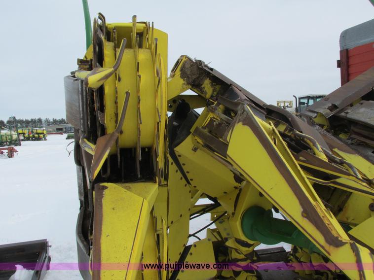image for item G8859 2009 John Deere 710 Row Trac rotary forage harvester head