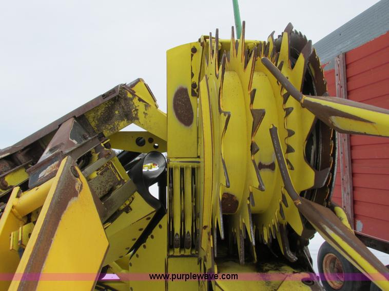 image for item G8859 2009 John Deere 710 Row Trac rotary forage harvester head