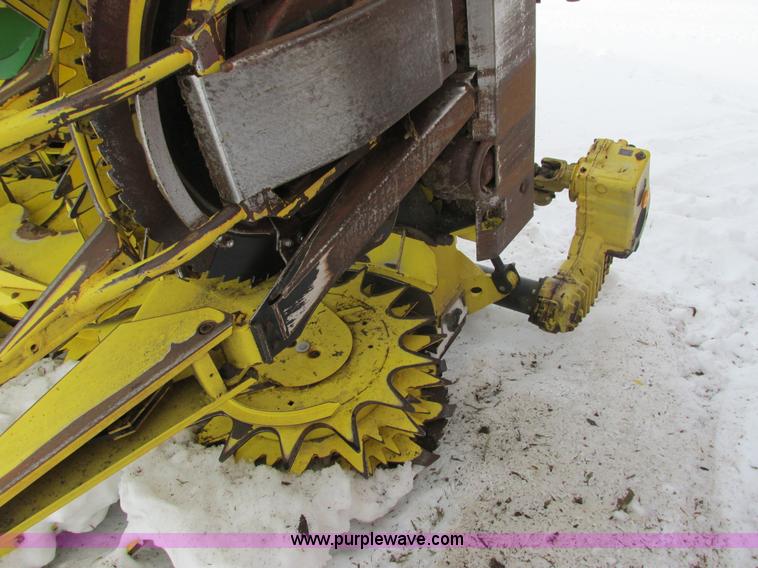 image for item G8859 2009 John Deere 710 Row Trac rotary forage harvester head