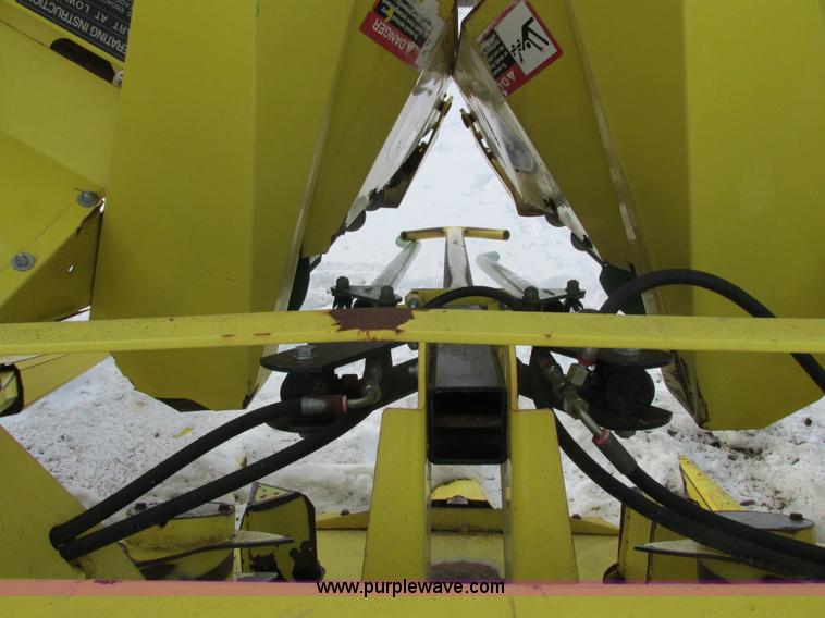 image for item G8859 2009 John Deere 710 Row Trac rotary forage harvester head