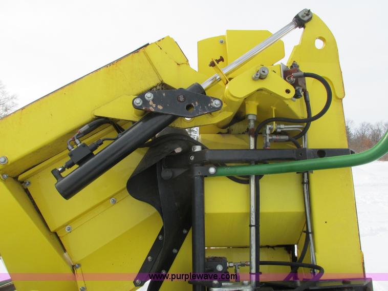 image for item G8859 2009 John Deere 710 Row Trac rotary forage harvester head