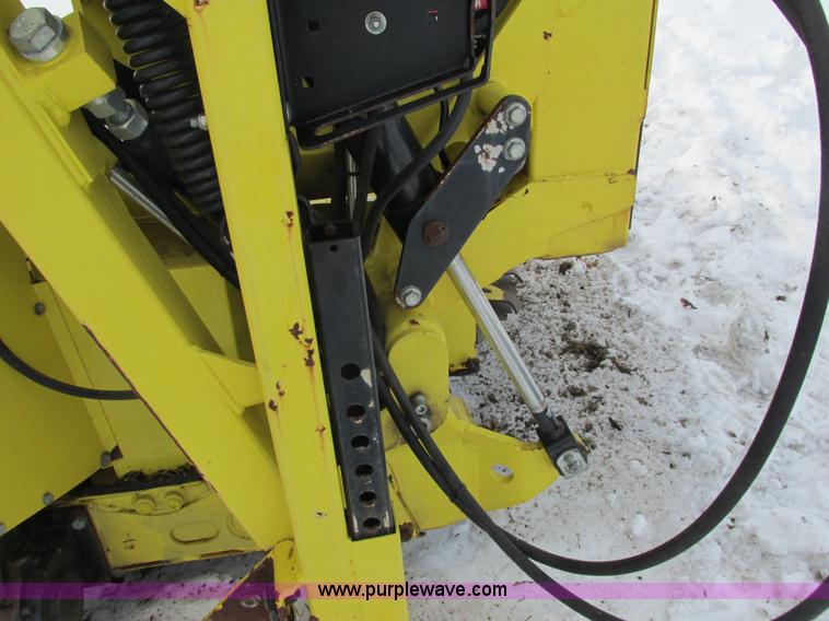 image for item G8859 2009 John Deere 710 Row Trac rotary forage harvester head