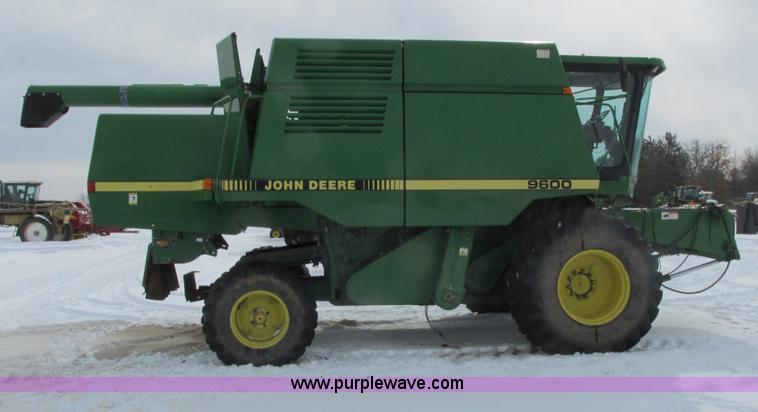 image for item G8863 1993 John Deere 9600 combine