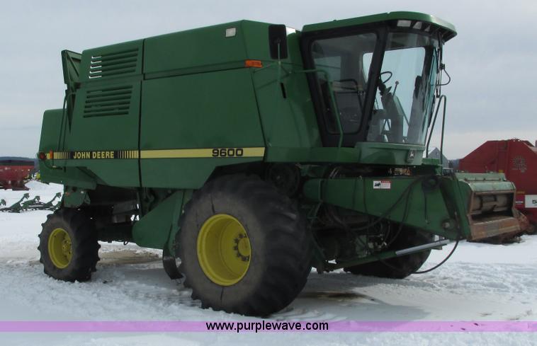 image for item G8863 1993 John Deere 9600 combine