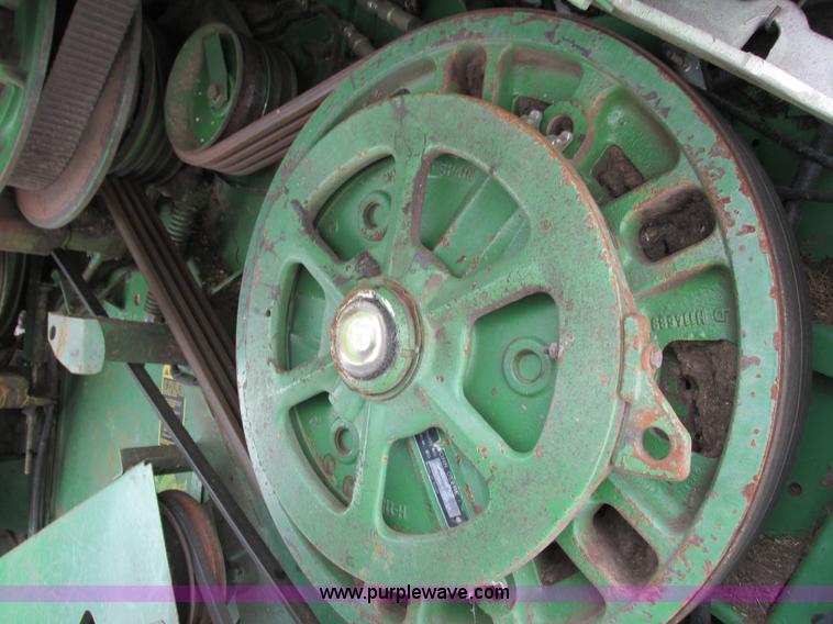 image for item G8863 1993 John Deere 9600 combine