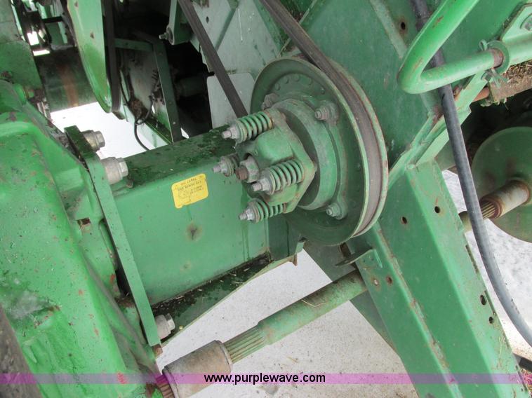 image for item G8863 1993 John Deere 9600 combine