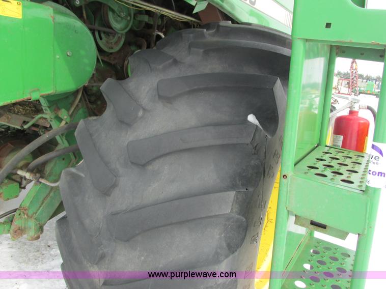 image for item G8863 1993 John Deere 9600 combine