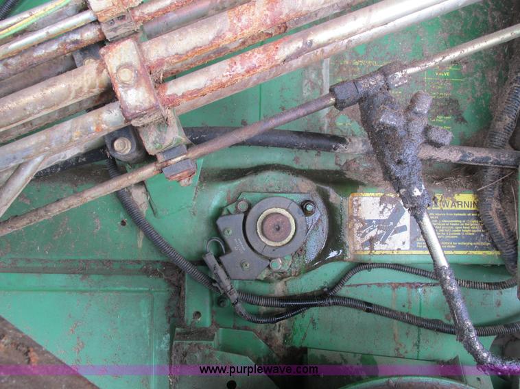 image for item G8863 1993 John Deere 9600 combine