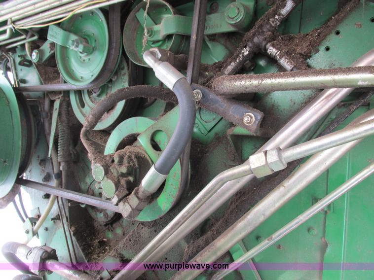 image for item G8863 1993 John Deere 9600 combine