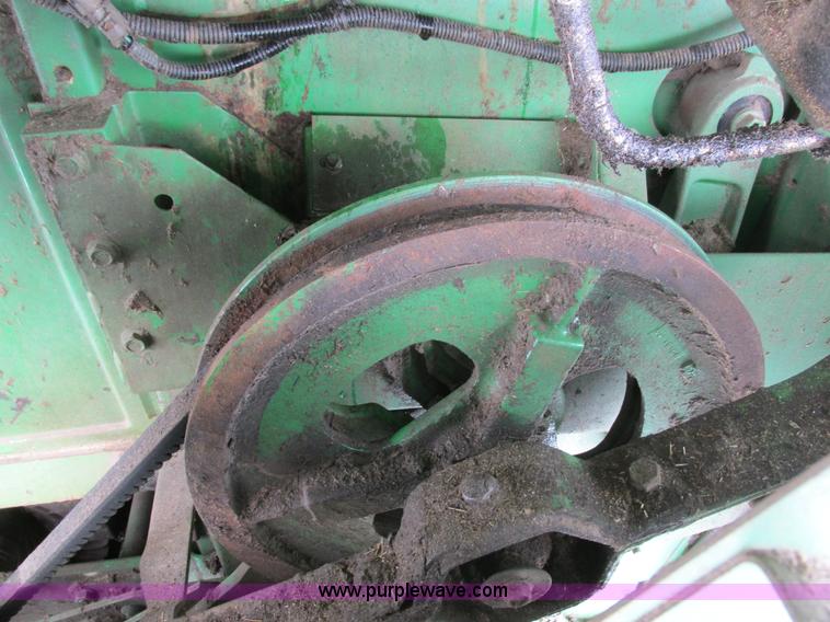 image for item G8863 1993 John Deere 9600 combine