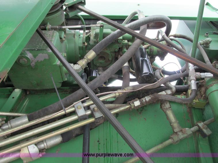 image for item G8863 1993 John Deere 9600 combine