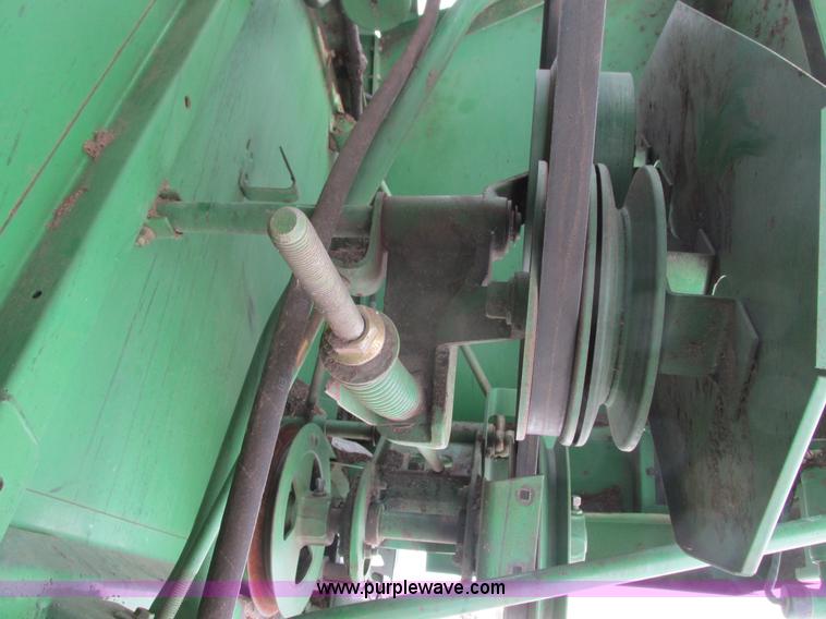 image for item G8863 1993 John Deere 9600 combine