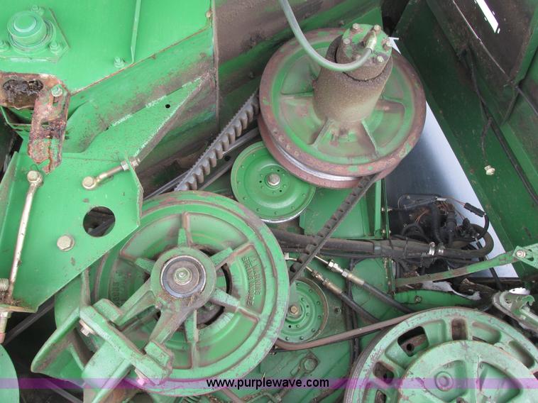 image for item G8863 1993 John Deere 9600 combine