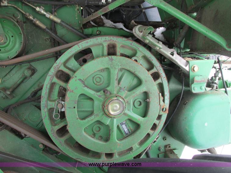 image for item G8863 1993 John Deere 9600 combine