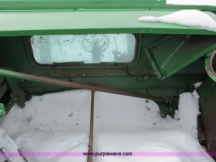 image for item G8863 1993 John Deere 9600 combine