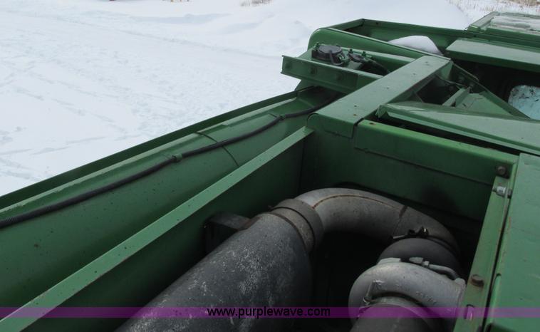 image for item G8863 1993 John Deere 9600 combine