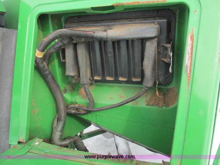 image for item G8863 1993 John Deere 9600 combine