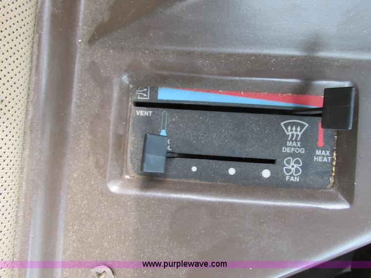 image for item G8863 1993 John Deere 9600 combine