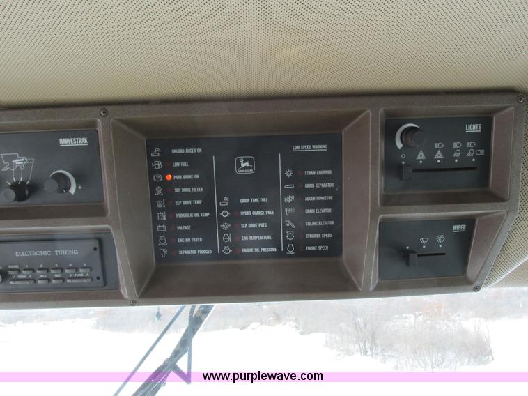 image for item G8863 1993 John Deere 9600 combine