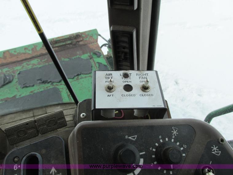 image for item G8863 1993 John Deere 9600 combine