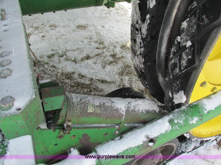 image for item G8868 1998 John Deere 8300T tractor