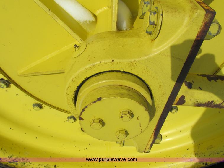 image for item G8868 1998 John Deere 8300T tractor