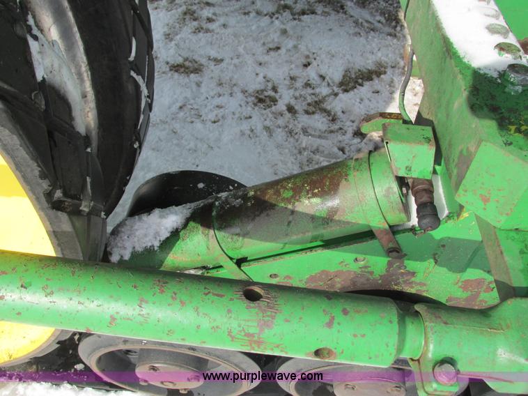 image for item G8868 1998 John Deere 8300T tractor