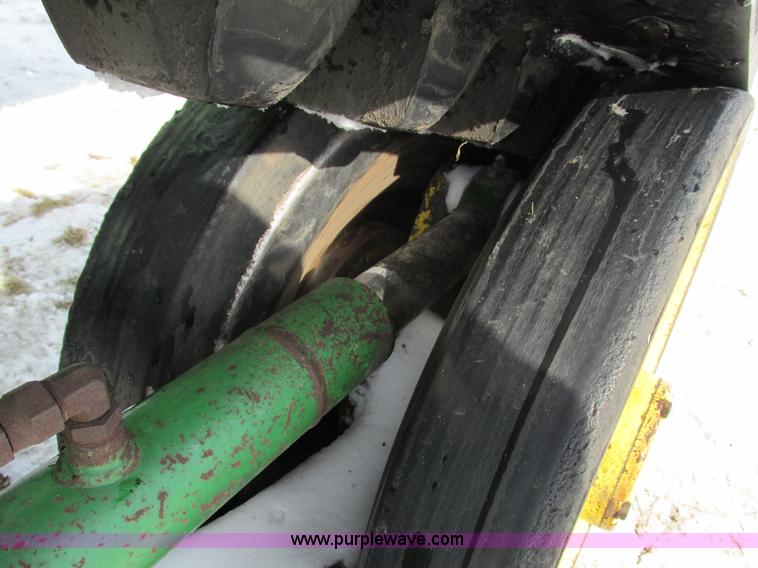 image for item G8868 1998 John Deere 8300T tractor