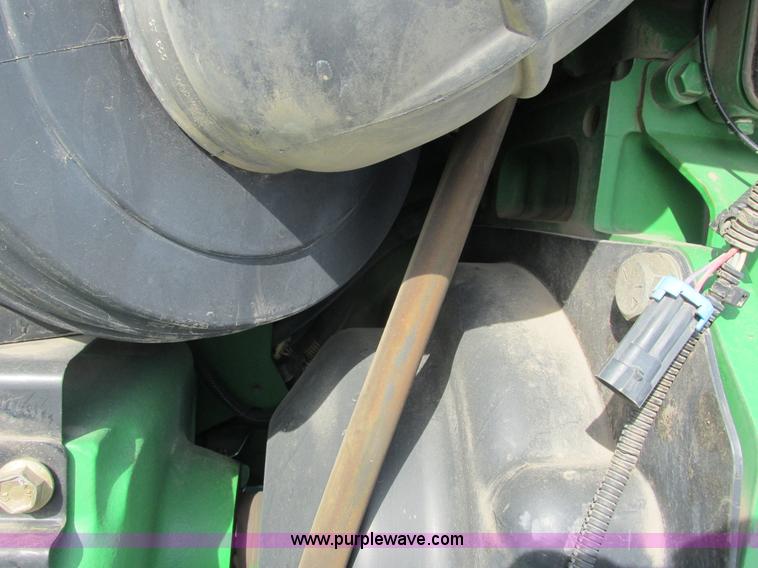 image for item G8868 1998 John Deere 8300T tractor