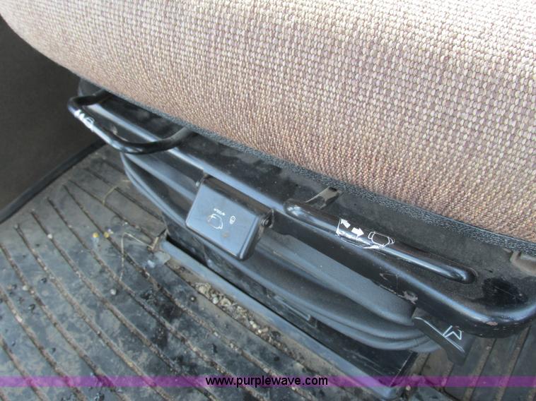 image for item G8868 1998 John Deere 8300T tractor