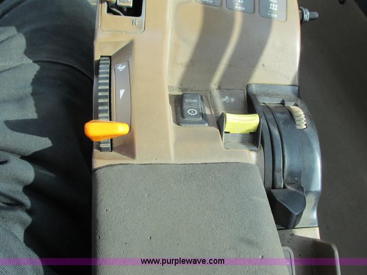 image for item G8868 1998 John Deere 8300T tractor