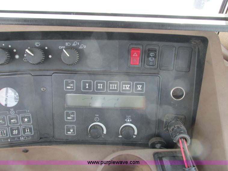 image for item G8868 1998 John Deere 8300T tractor