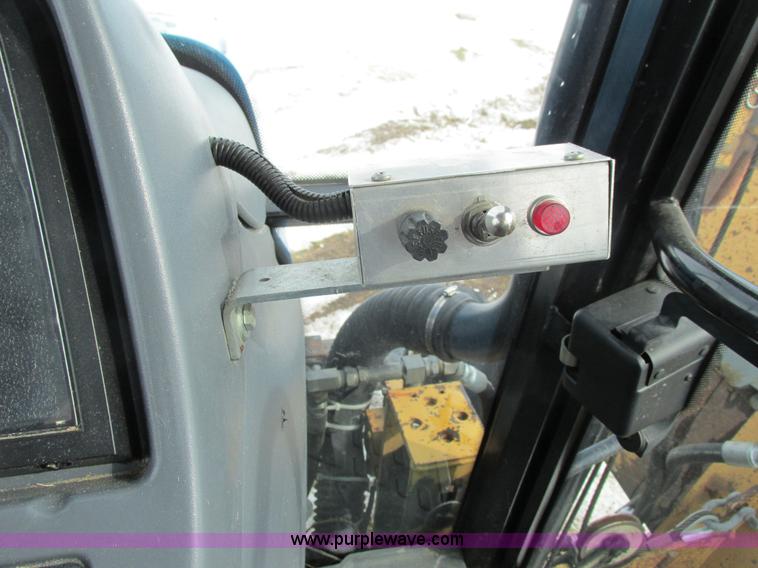 image for item G8870 2000 New Holland TS100 tractor