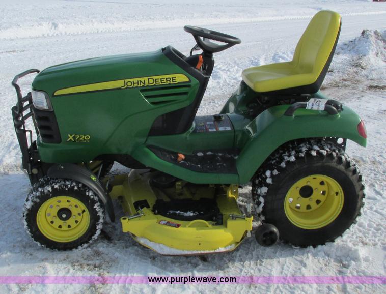 image for item G8871 2009 John Deere X720 Ultimate lawn mower