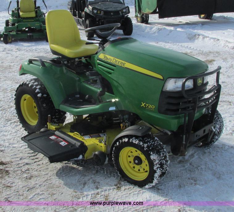 image for item G8871 2009 John Deere X720 Ultimate lawn mower