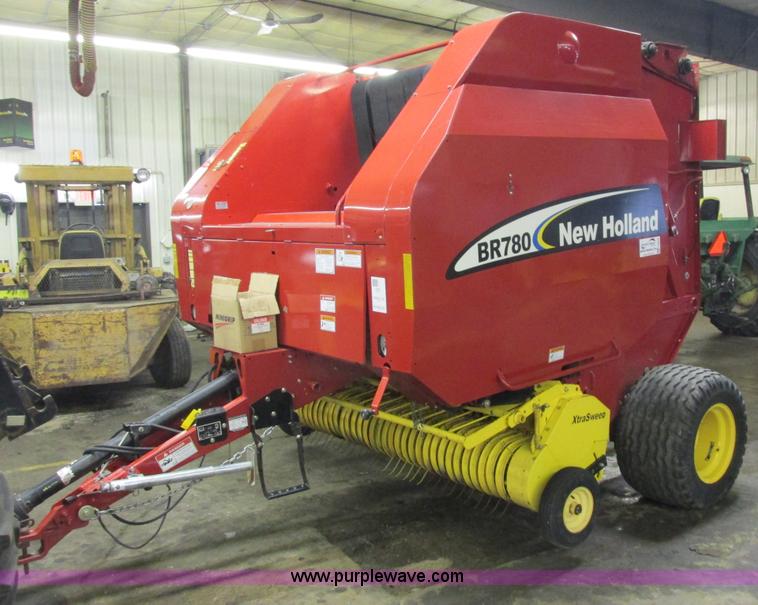 image for item G8874 2005 New Holland BR780 round baler