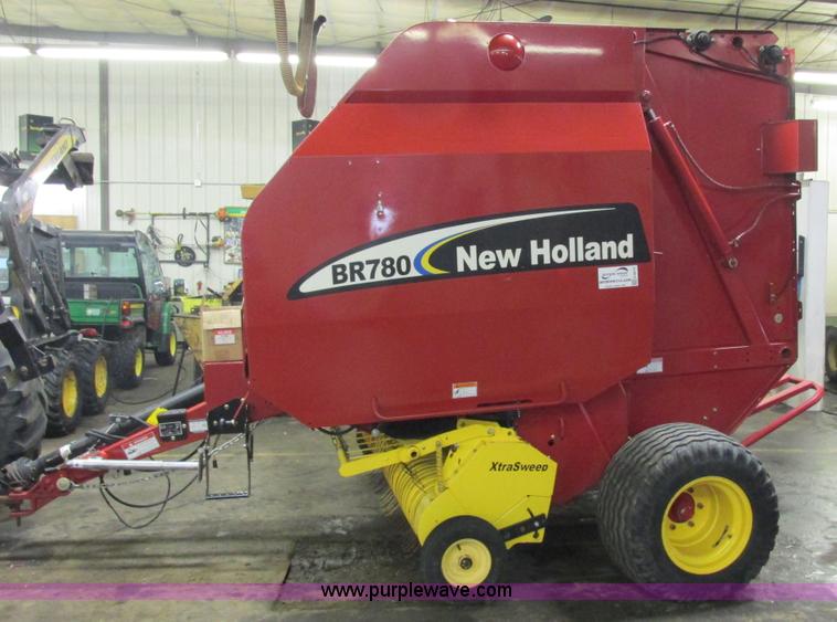 image for item G8874 2005 New Holland BR780 round baler