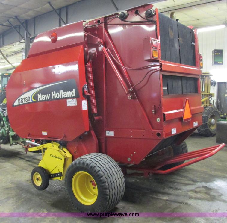 image for item G8874 2005 New Holland BR780 round baler
