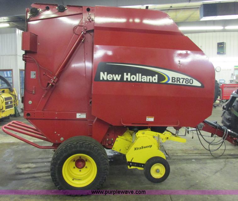 image for item G8874 2005 New Holland BR780 round baler