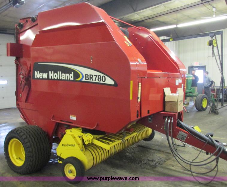 image for item G8874 2005 New Holland BR780 round baler
