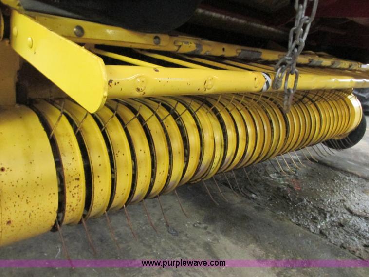 image for item G8874 2005 New Holland BR780 round baler