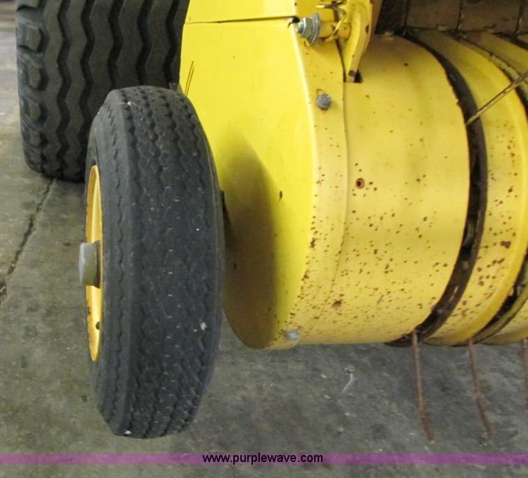 image for item G8874 2005 New Holland BR780 round baler